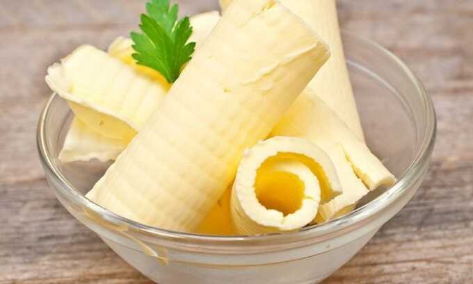 Для улучшения вкуса в кашу можно добавлять несколько грамм несоленого сливочного масла