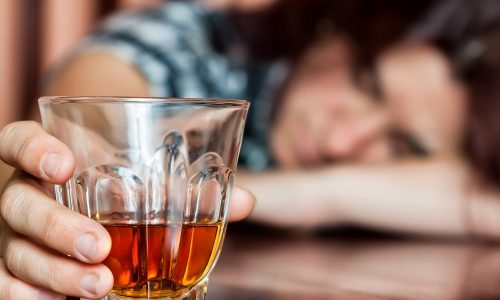 Этанол, который присутствует в составе всех алкогольных напитков, часто является главной причиной развития воспаления поджелудочной железы