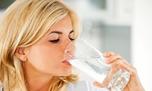 Больному нужно соблюдать питьевой режим и употреблять до 2 л воды в день