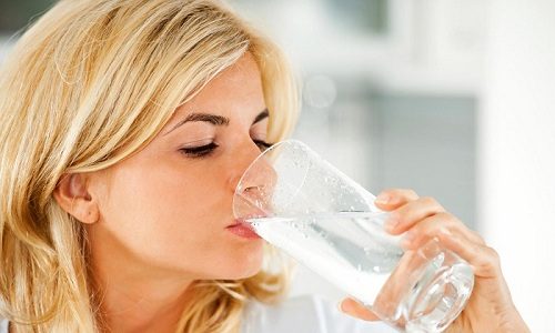 Перед сном следует выпить всего лишь полстакана щелочной минеральной воды без газа