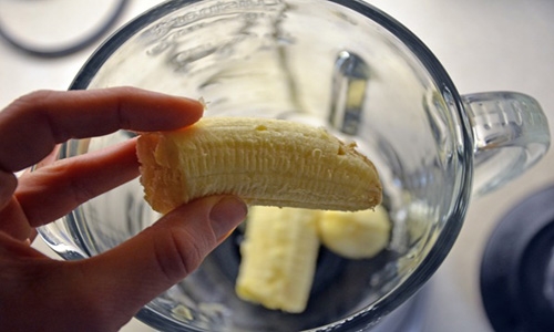 Банан имеет высокую калорийность. Если пациенту при панкреатите назначена диета, его лучше исключить из меню