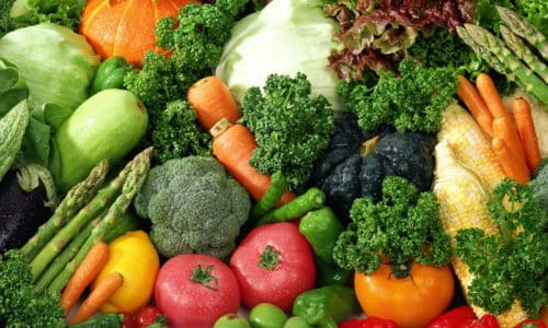 Полезными являются диетические сорта мяса, кефир, травяной чай, овощи, фрукты и крупы